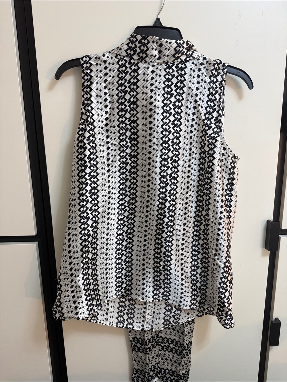 Judith & Charles - NWOT - Sleeveless Black & White Geometric Collared Blouse